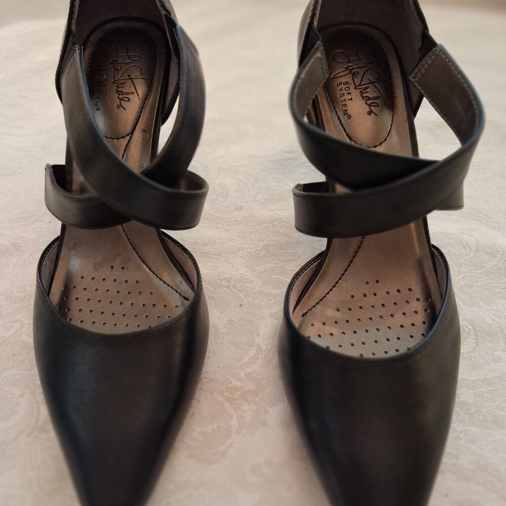 Black Leather heeled pumps